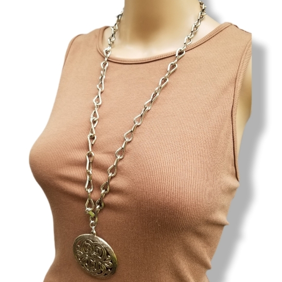 ARTHUR PEPPER LARGE GOLDTONE SCROLL DESIGN MEDALLION PENDANT CHAIN NECKLACE - Picture 3 of 8